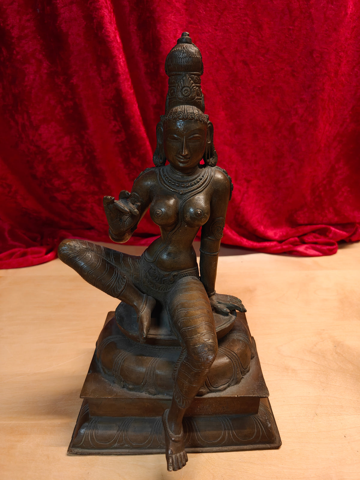 Siddende gudindefigur i kobberlegering – sandsynligvis bronze – mørk patina