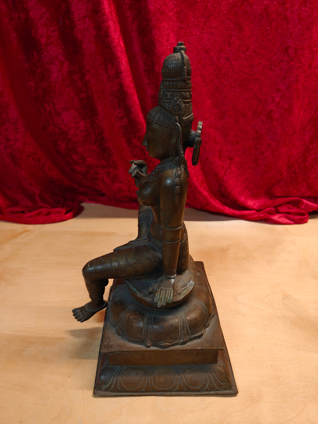 Siddende gudindefigur i kobberlegering – sandsynligvis bronze – mørk patina