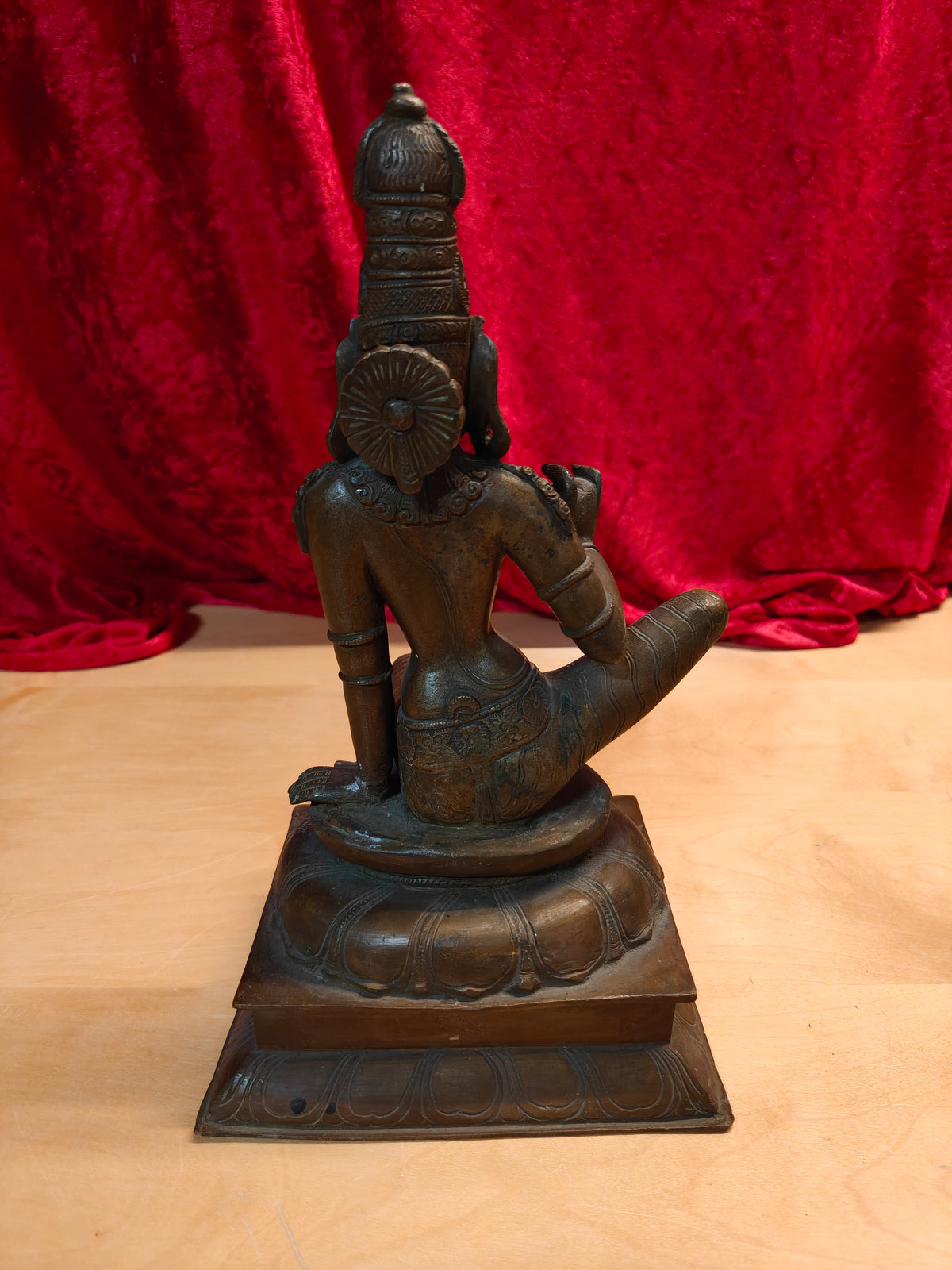 Siddende gudindefigur i kobberlegering – sandsynligvis bronze – mørk patina