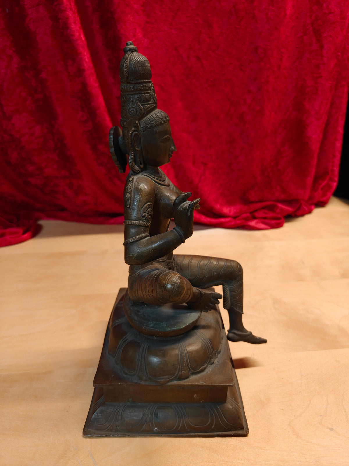 Siddende gudindefigur i kobberlegering – sandsynligvis bronze – mørk patina