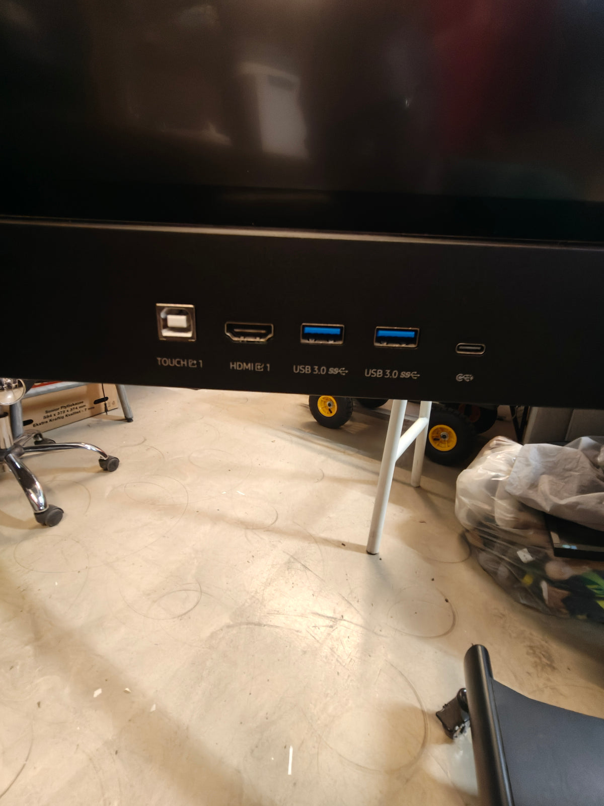 Samsung WA65F 65" interaktiv 4K touchskærm med mobil stand og tilbehør