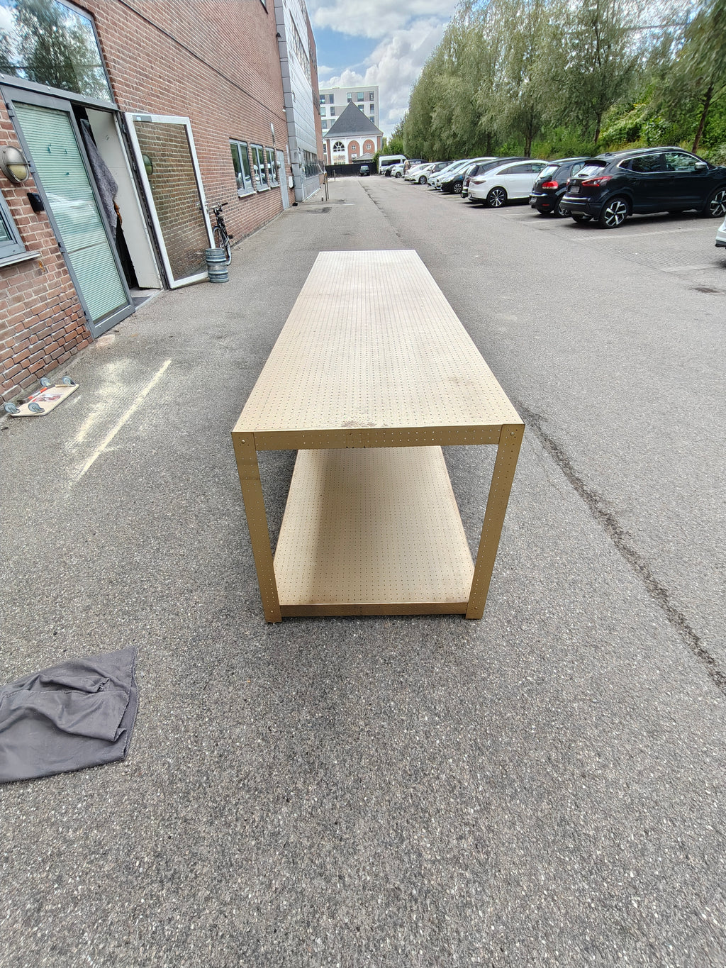 Ekstra stort butiksbord / arbejdsbord i guldfarvet metal – 352 × 90 × 90 cm