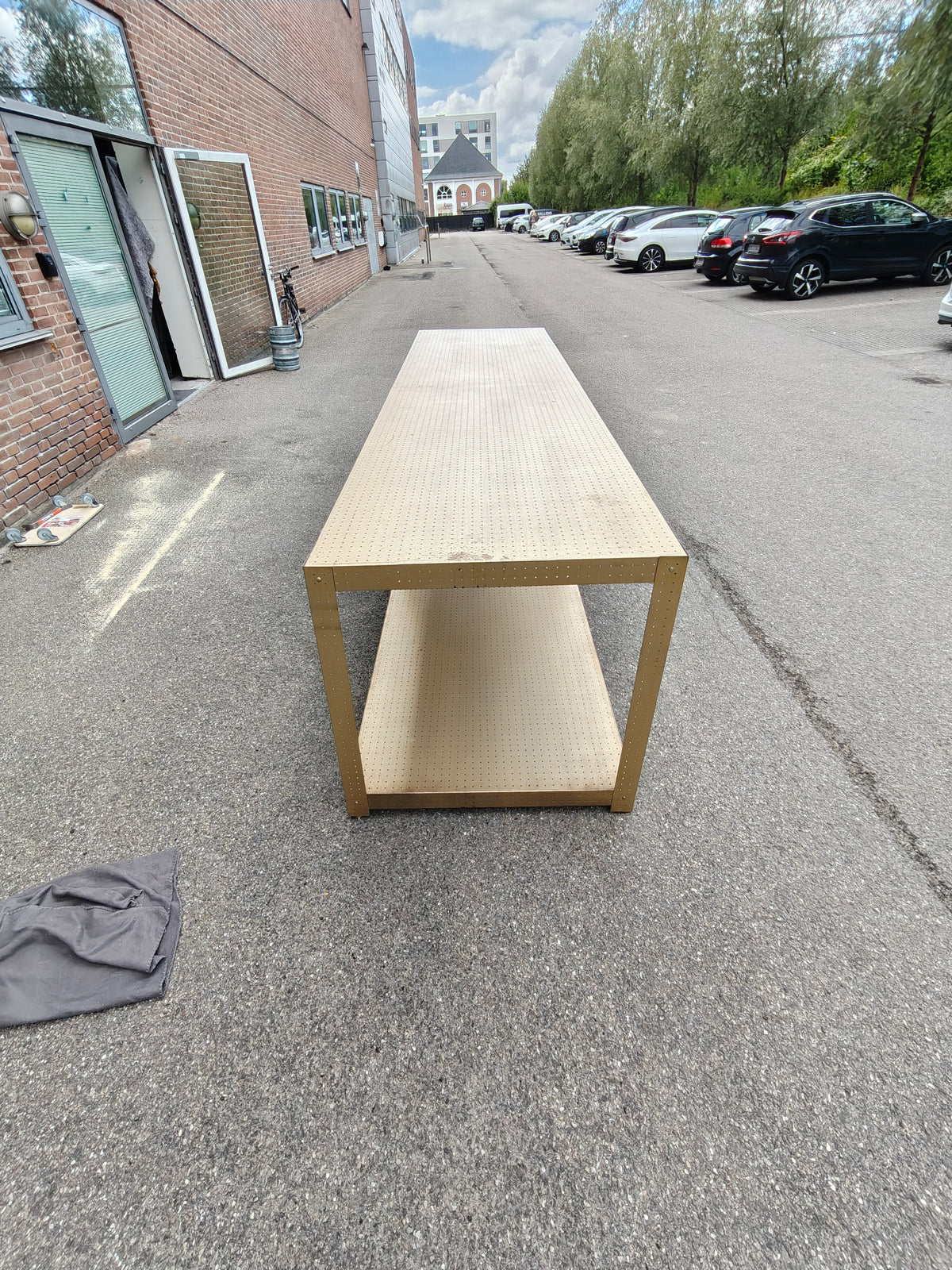Ekstra stort butiksbord / arbejdsbord i guldfarvet metal – 352 × 90 × 90 cm