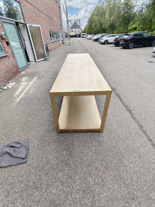 Ekstra stort butiksbord / arbejdsbord i guldfarvet metal – 352 × 90 × 90 cm