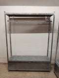 Robust industrielt tøjstativ / butiksreol i metal med opbevaring – 166 × 42 cm