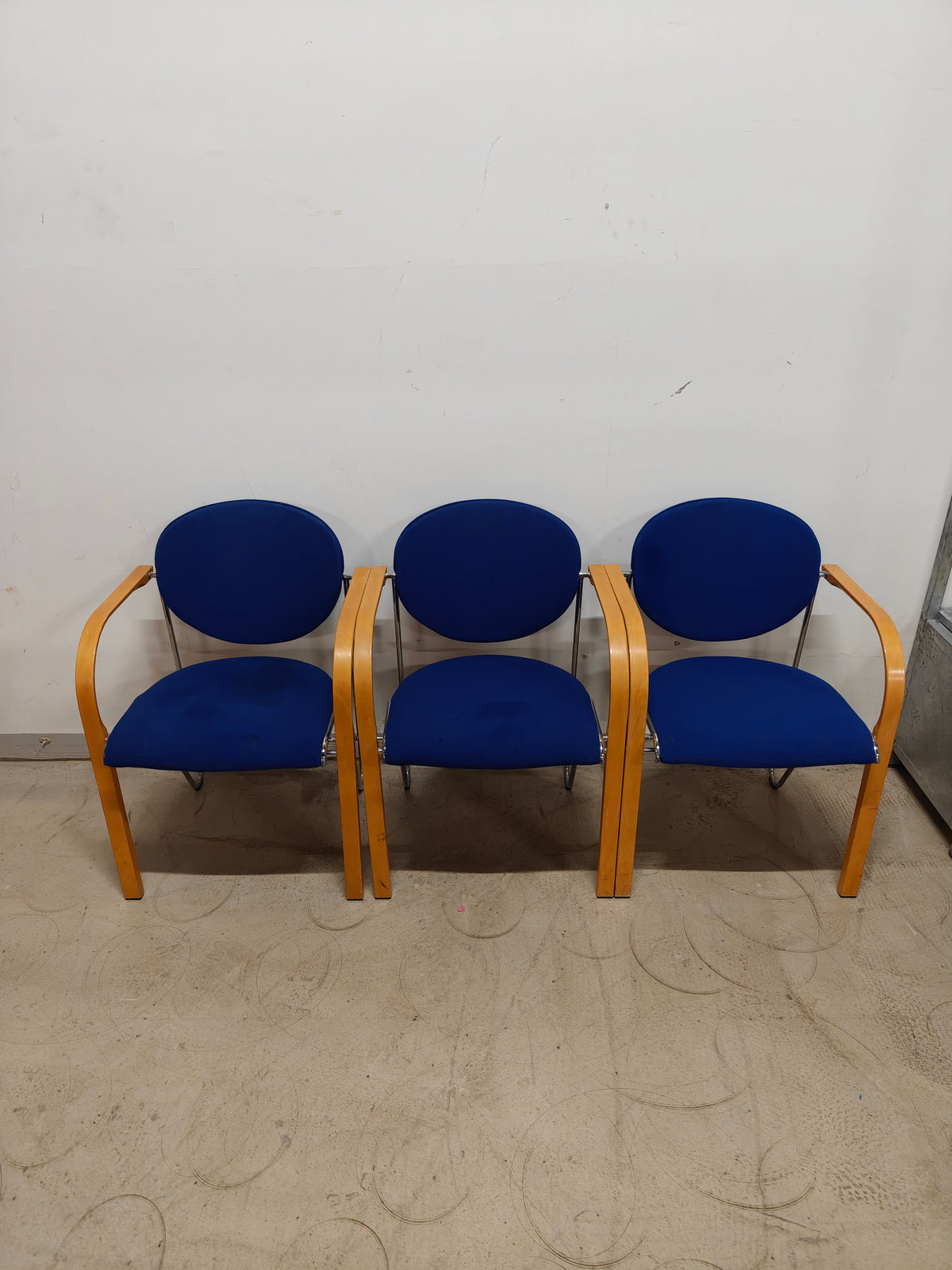 Sæt med 3 blå konferencestole med træarmlæn – 56 × 50 × 79 cm