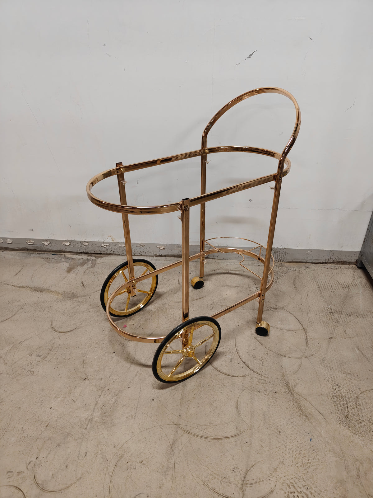Vintage serveringsvogn / barvogn i guldfarvet metal – 78 × 45 × 73 cm – uden glashylder