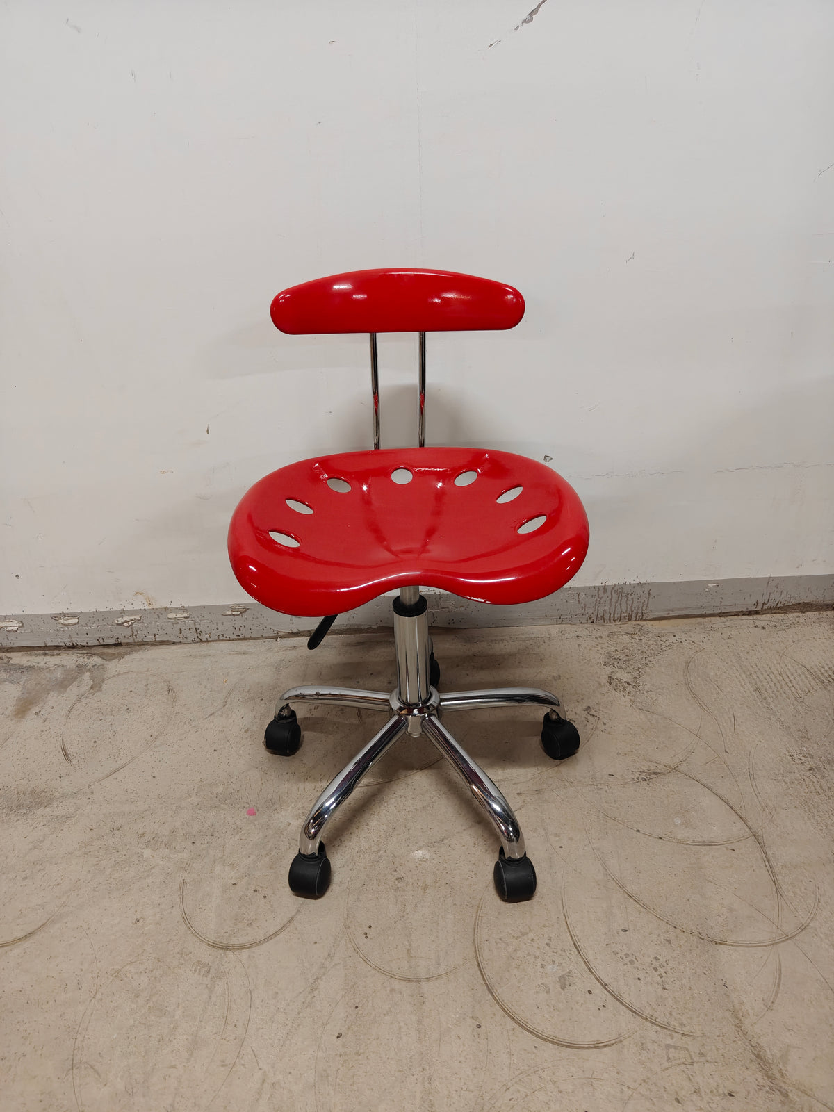 Rød højdejusterbar arbejdsstol med ryglæn og hjul – 44 × 45 × 74 cm