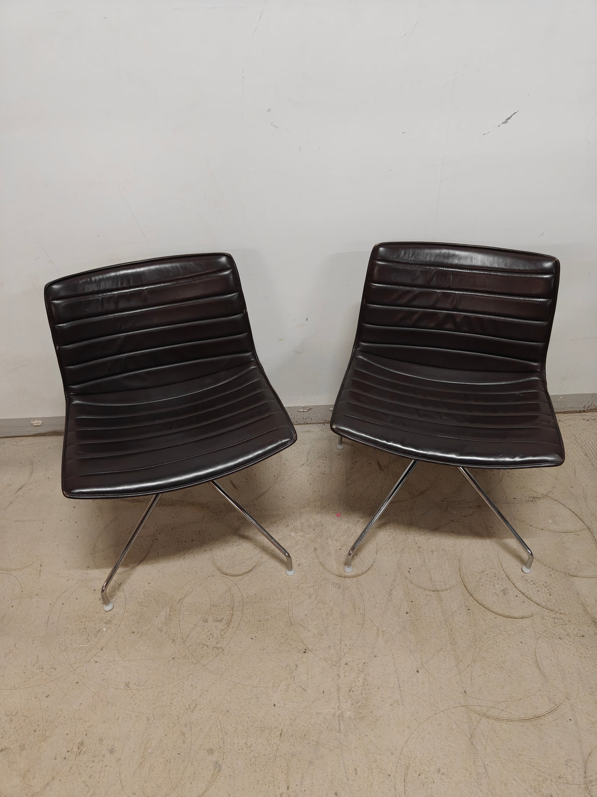 Sæt med 2 brune vintage loungestole med kromstel – 55 × 54 × 76 cm