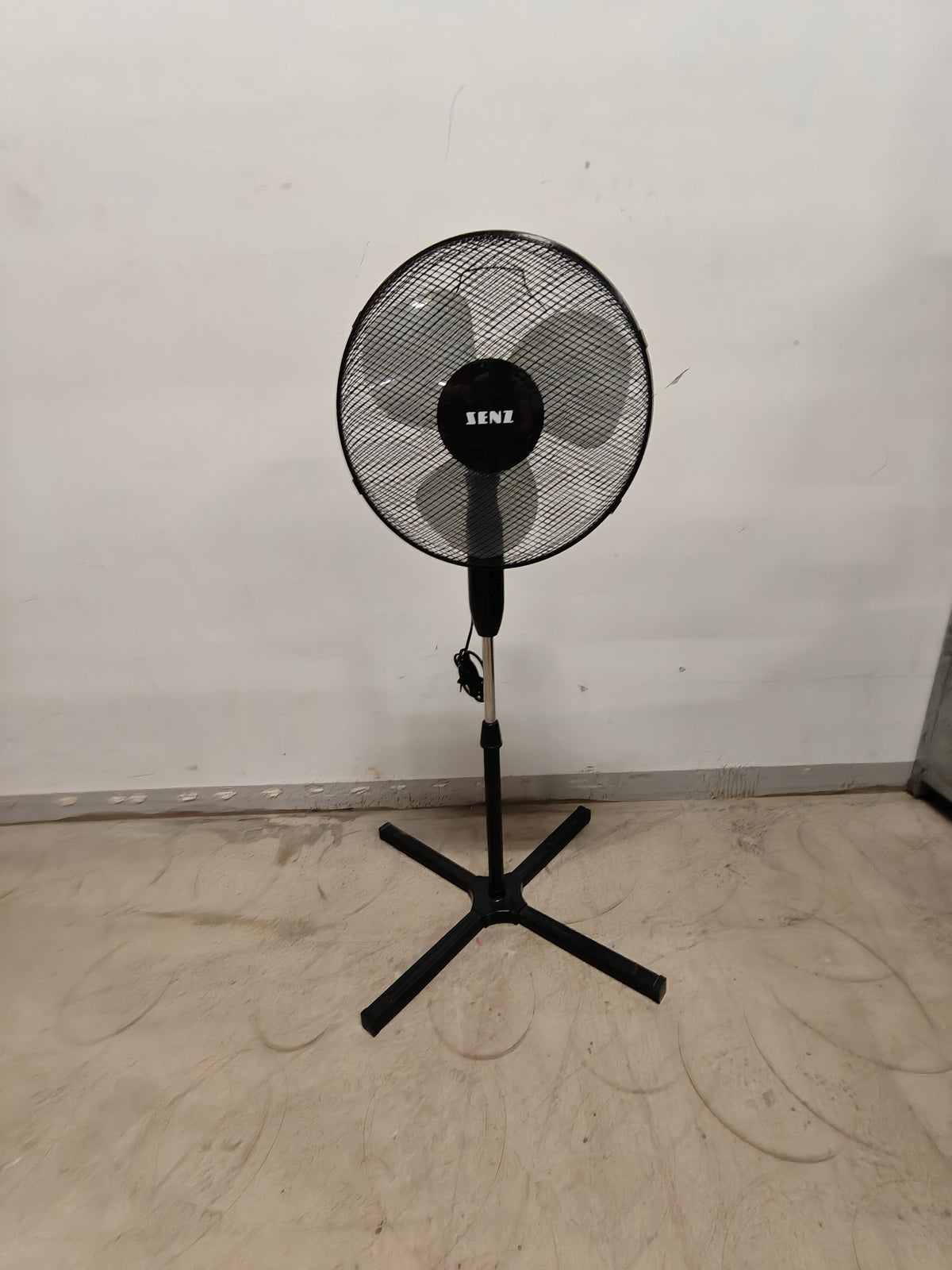 SENZ gulvventilator på stativ – sort – højde ca. 120 cm