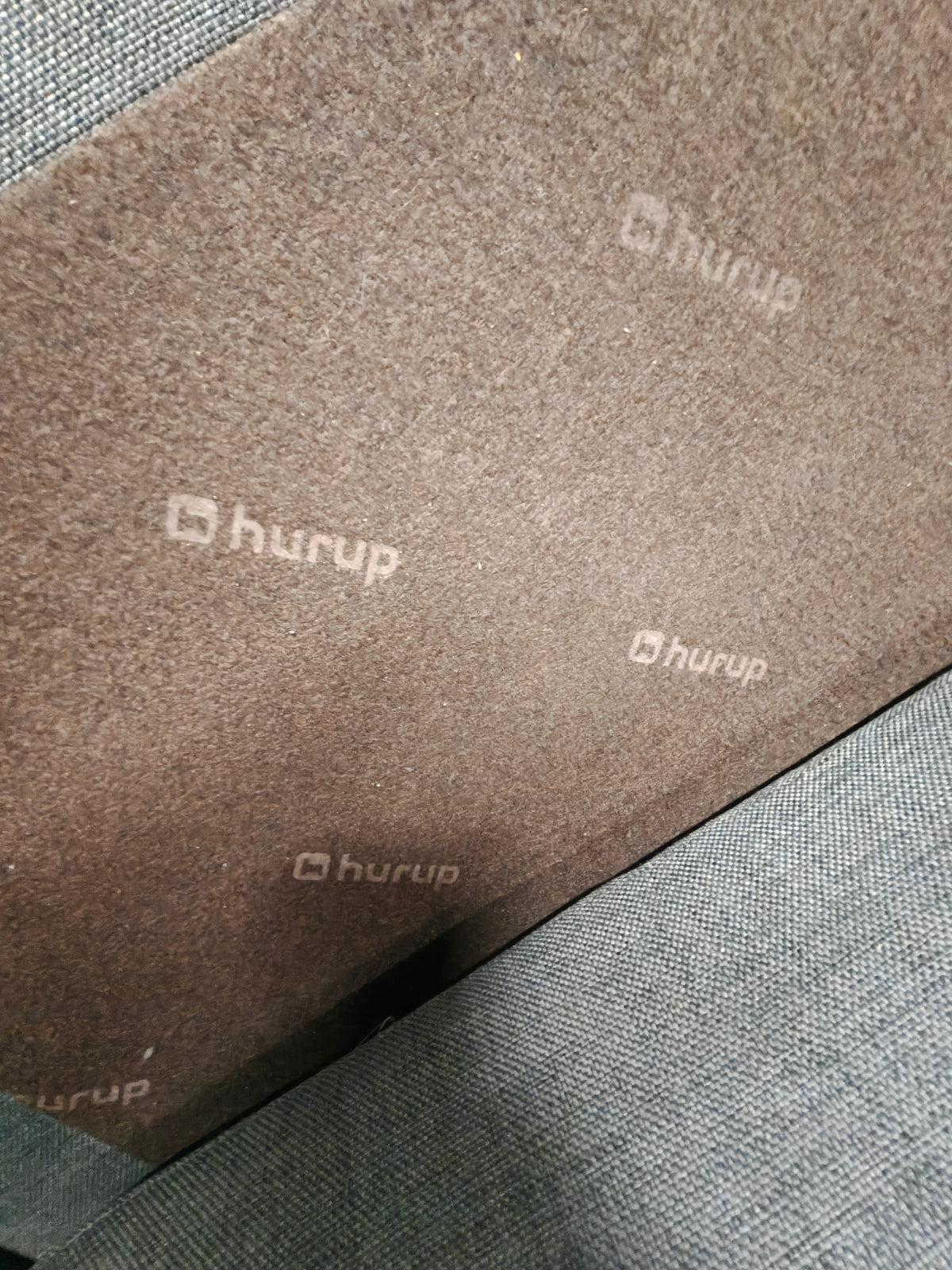 Hurup 2-personers sofa i mørkeblåt stof – 173 × 84 × 80 cm
