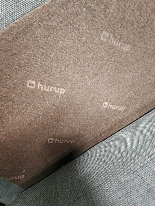 Hurup 2-personers sofa i mørkeblåt stof – 173 × 84 × 80 cm