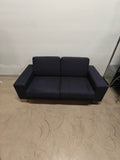 Hurup 2-personers sofa i mørkeblåt stof – 173 × 84 × 80 cm