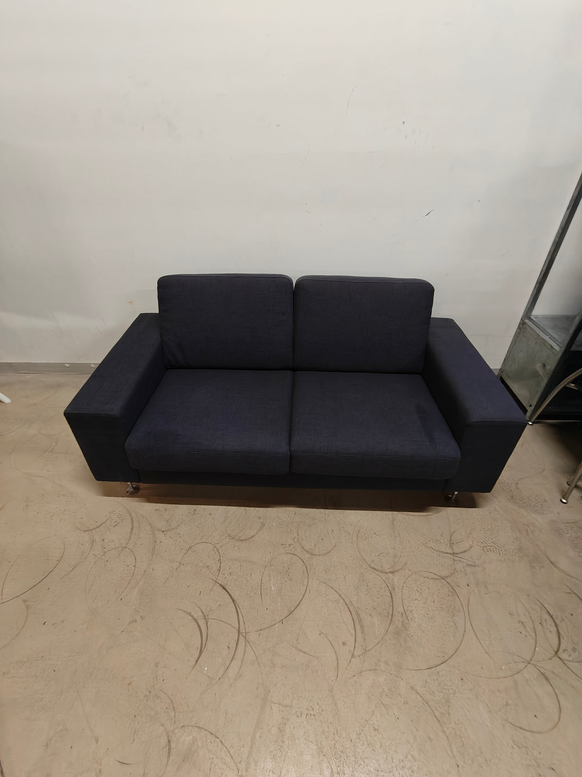 Hurup 2-personers sofa i mørkeblåt stof – 173 × 84 × 80 cm