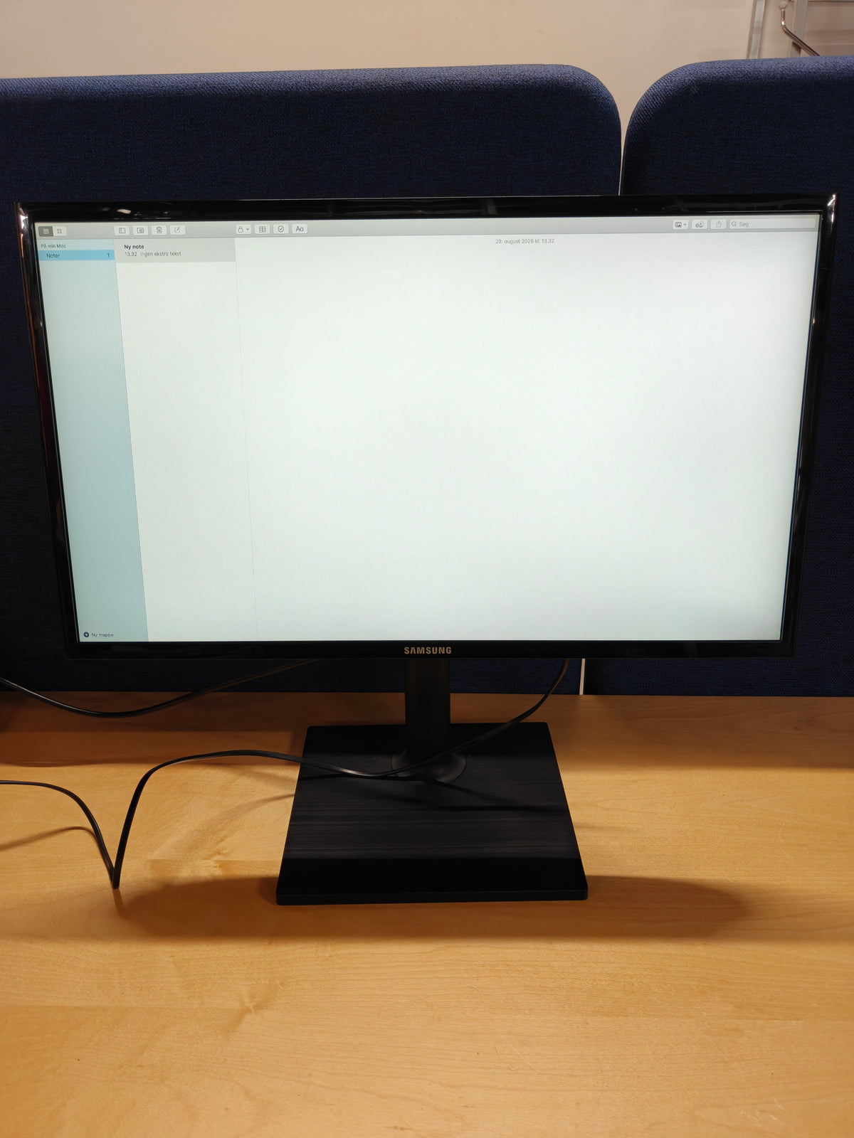 Samsung F24T400FHR 24" Full HD IPS-skærm – HDMI/VGA – med original fod