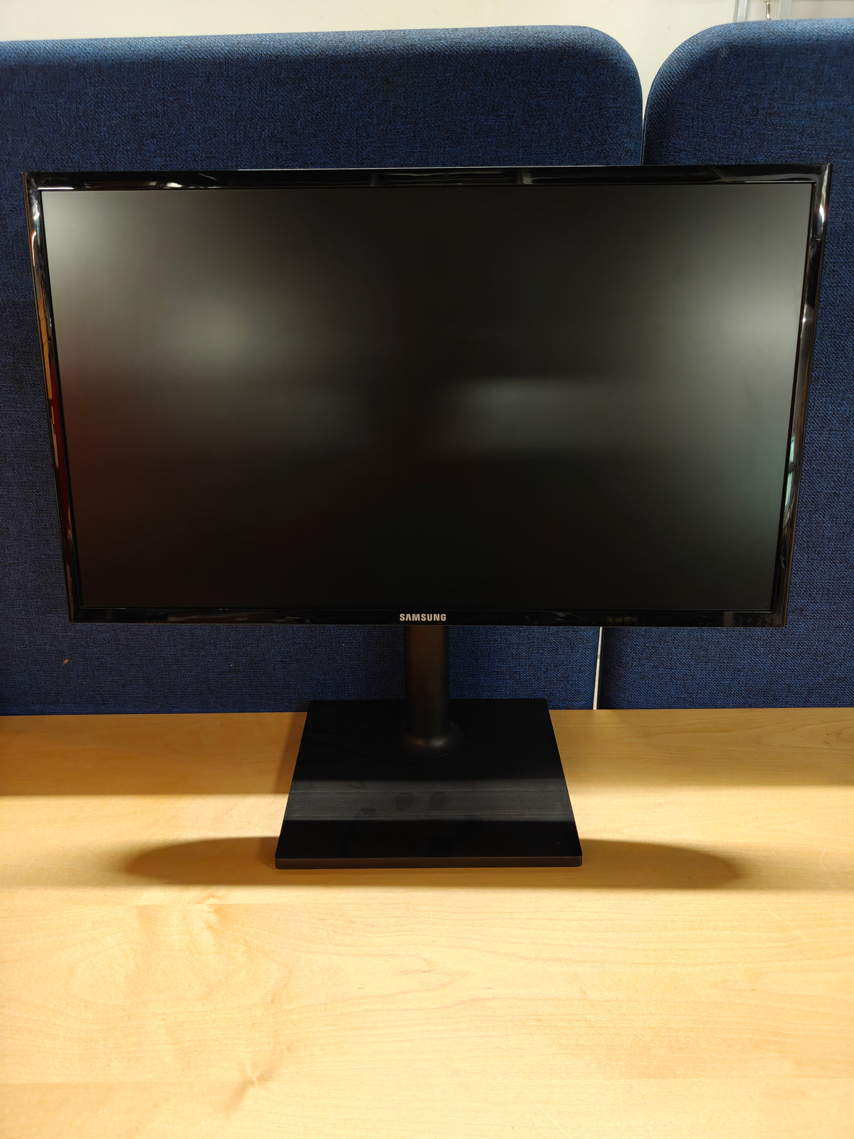 Samsung F24T400FHR 24" Full HD IPS-skærm – HDMI/VGA – med original fod