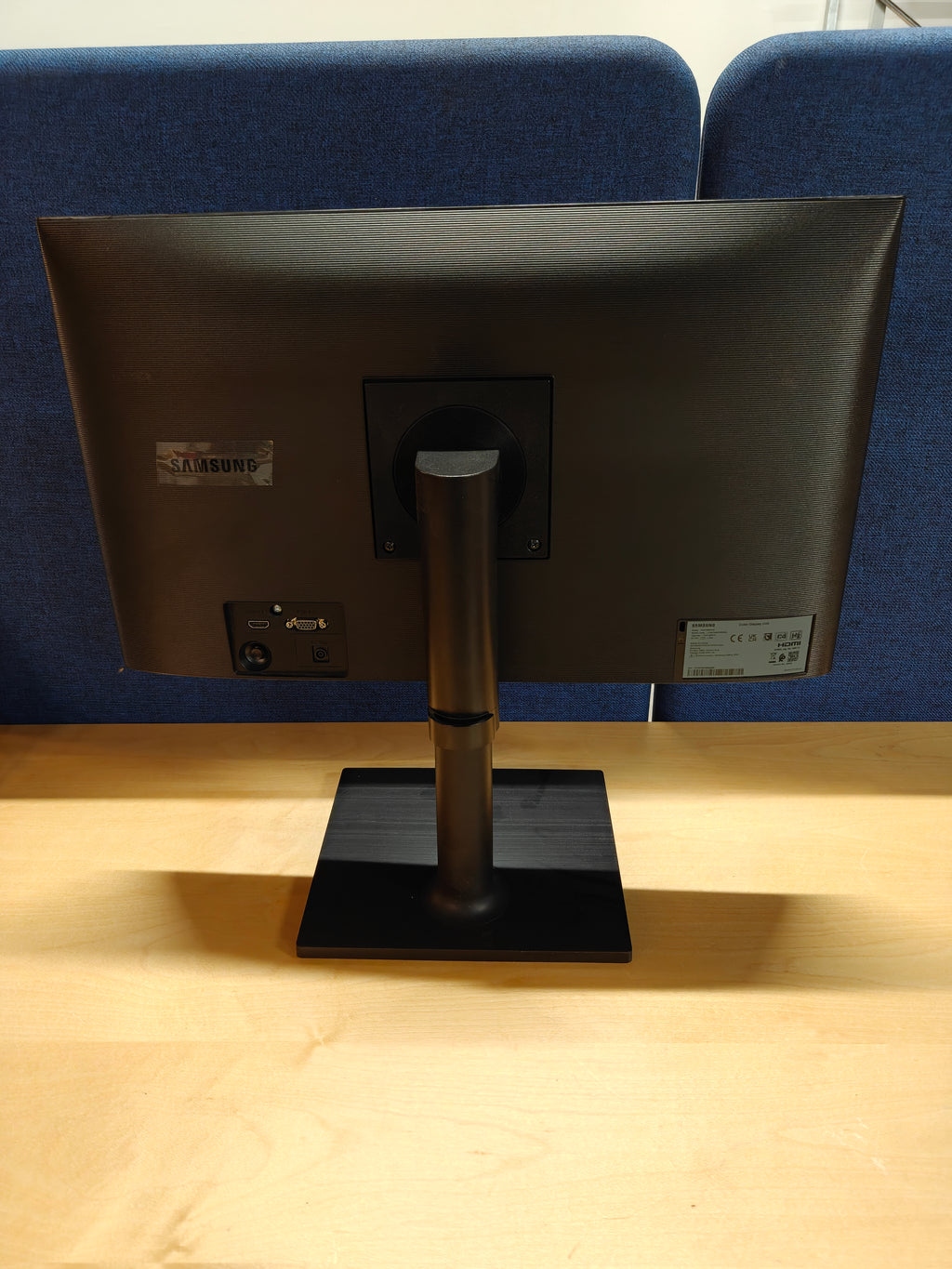 Samsung F24T400FHR 24" Full HD IPS-skærm – HDMI/VGA – med original fod