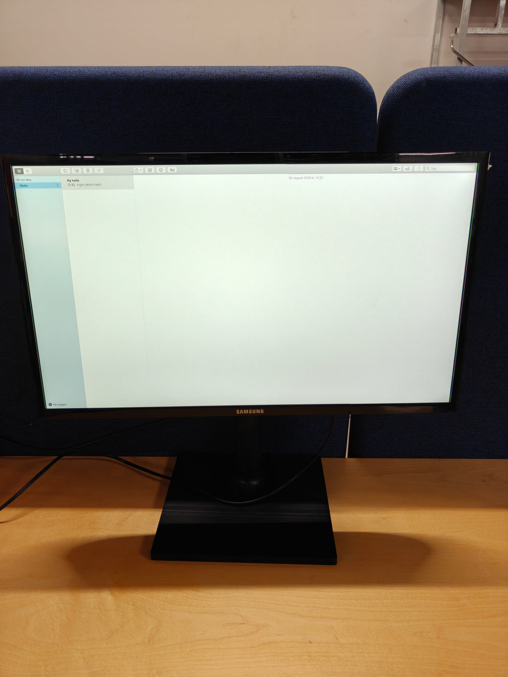 Samsung F24T400FHR 24" Full HD IPS-skærm – HDMI/VGA – med fod – brugsspor