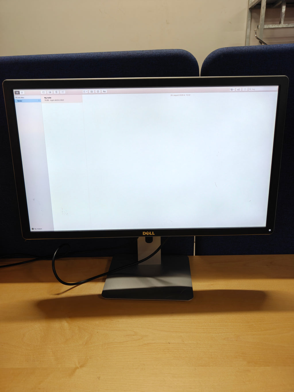 Dell P2714H 27" Full HD IPS-skærm – DisplayPort/DVI/VGA – med justerbar fod