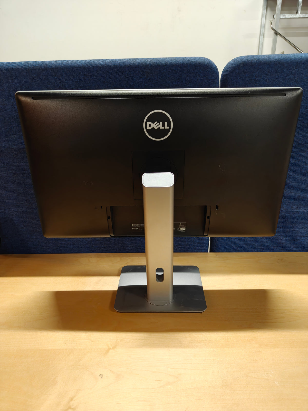 Dell P2714H 27" Full HD IPS-skærm – DisplayPort/DVI/VGA – med justerbar fod