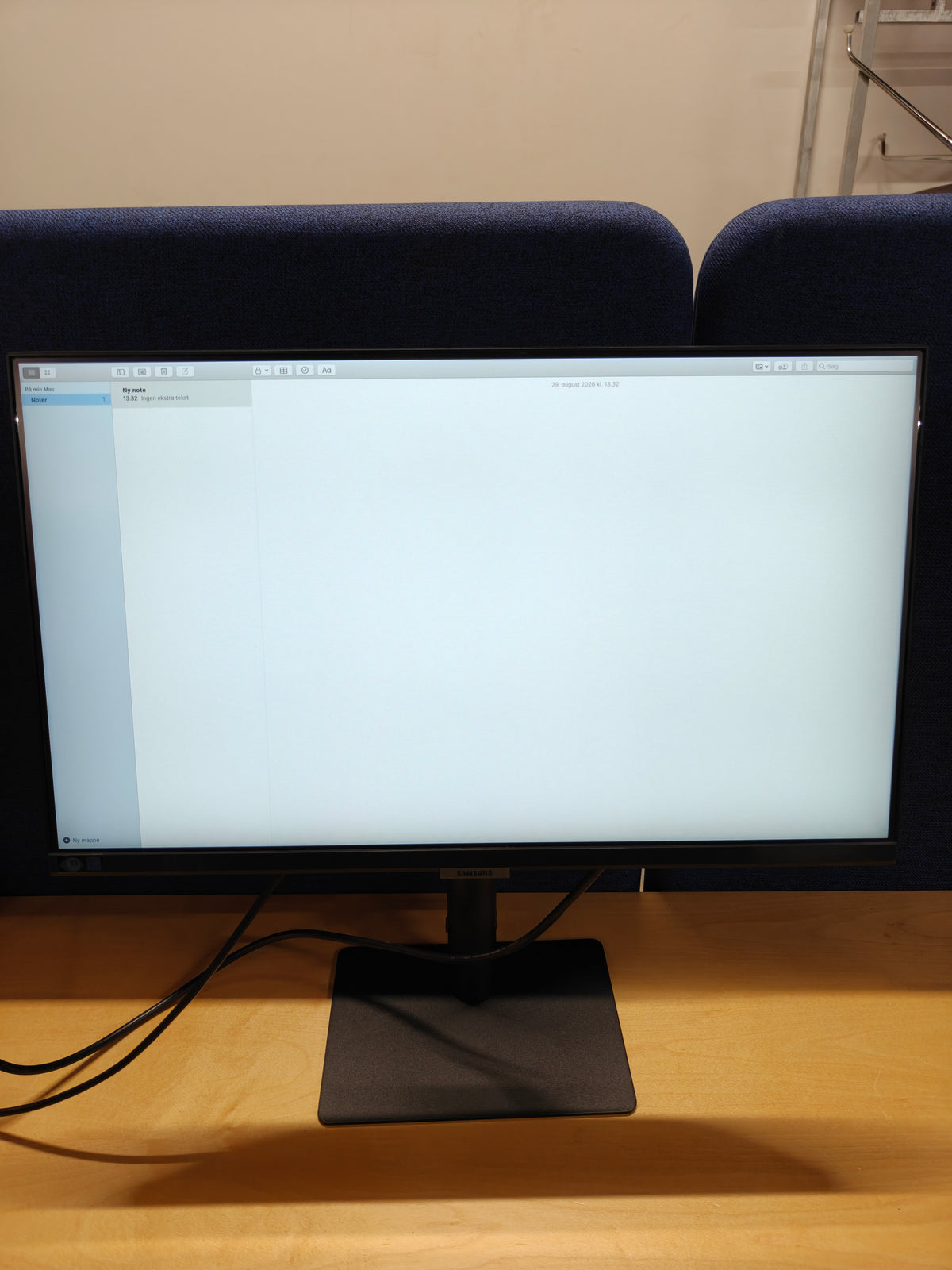 Samsung S24A600NWU 24" QHD IPS-skærm – 2560×1440 – HDMI/DisplayPort – justerbar fod